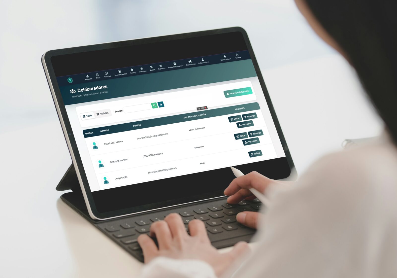 Gestión de colaboradores y roles de Pawcitas en una tablet