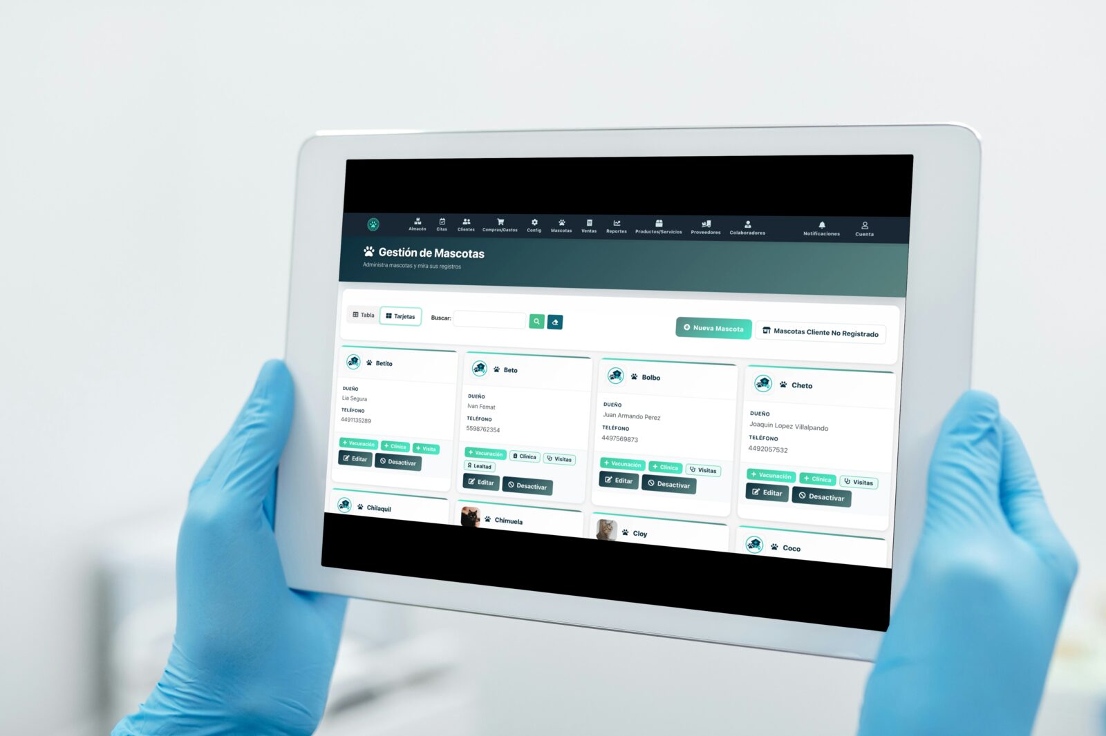 Veterinaria consultando la gestión de mascotas de Pawcitas en una tablet